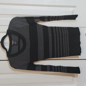 Hooked Up women's size large sweater black and gray fitted